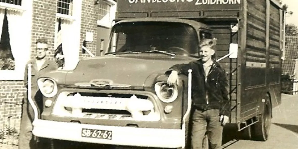 Deze foto werd rond 1965 gemaakt in de Molenstraat. Met de Chevrolet werden de bodediensten uitgevoerd maar ook de verhuizingen.