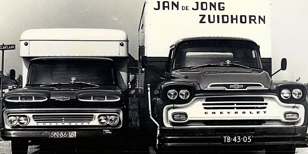 1968 - De twee Chevrolets getuigen van de arbeidsdeling tussen vader en zoon de Jong. De kleinere auto werd gebruikt voor de besteldiensten. De grotere werd voor verhuizingen ingezet.