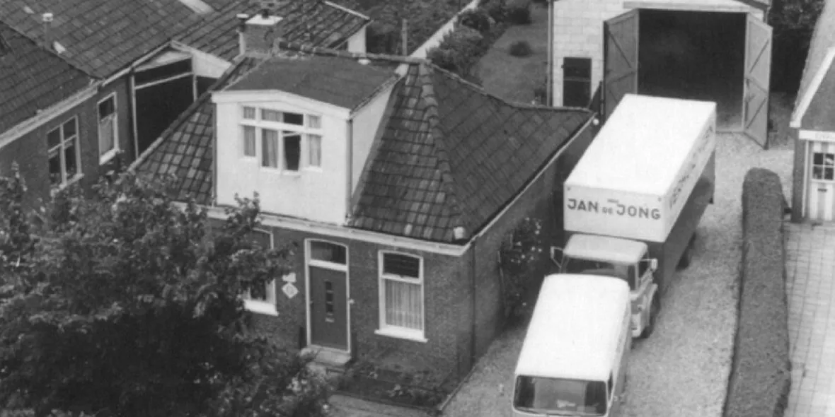 In 1970 maakte Jan de Jong deze ‘luchtopname’ vanaf het dak van de Eiberhof. Behalve het huis van zijn ouders, de loods en de auto’s toont de foto ook een deel van Zuidhorn dat grotendeels verdween.
