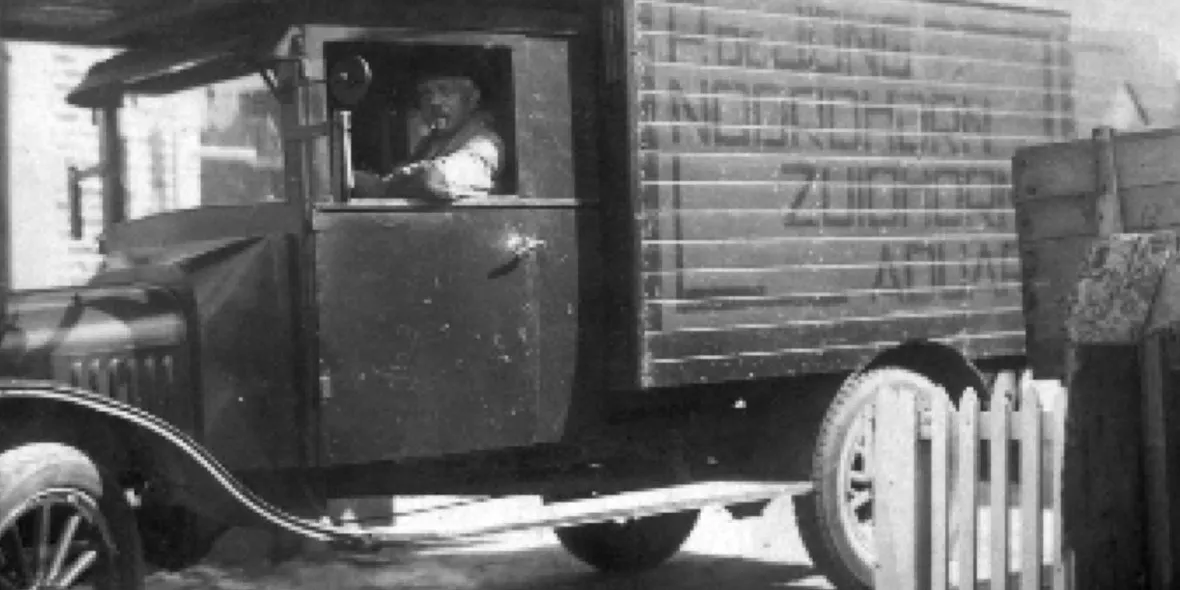 1933 - Piet de Jong achter het stuur van de T-Ford met gesloten laadbak en een rek boven de cabine.